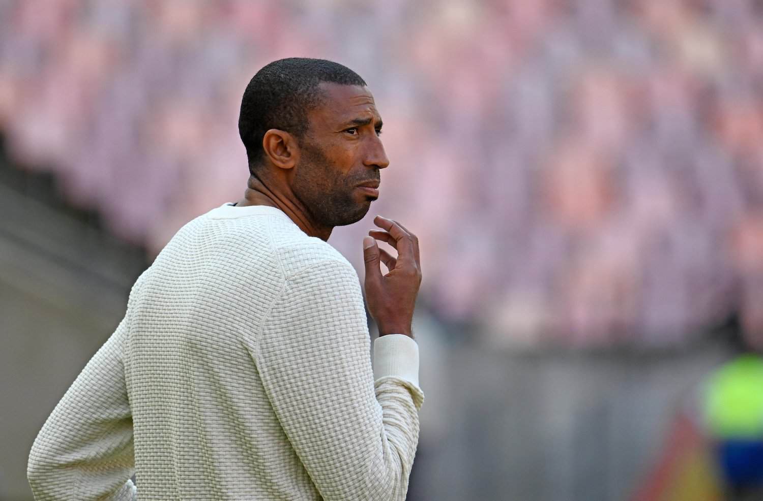 Pirates head coach Ouaddou in hospital after traffic accident