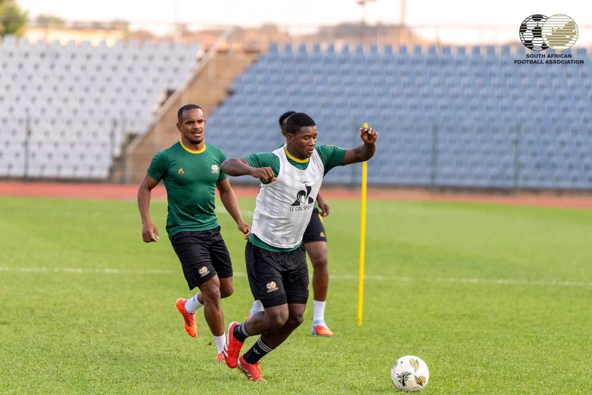 ‘Riveiro tried to lure Mbokazi to Al Ahly’ – Pirates coach reveals