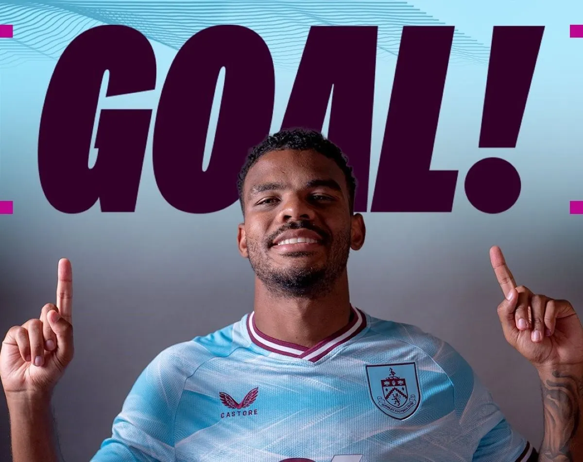 Lyle Foster scores at Old Trafford against Man United