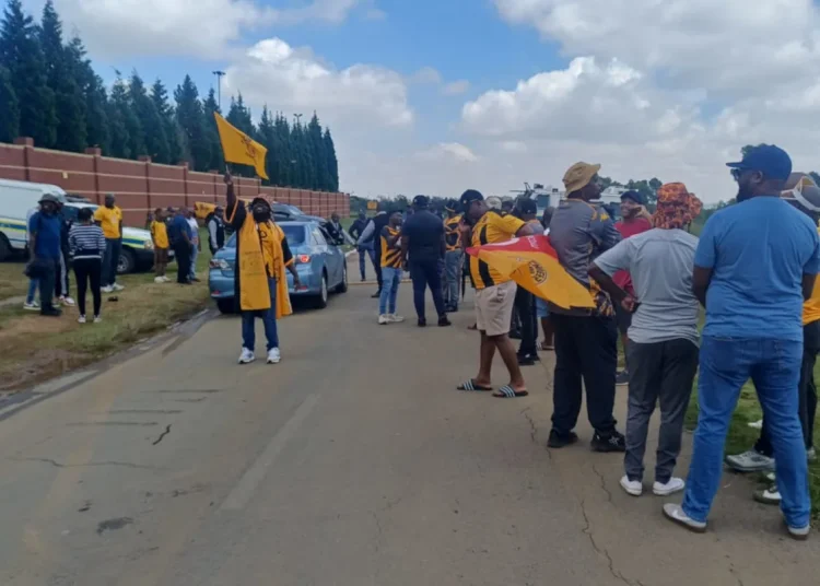 Unhappy Kaizer Chiefs fans march to Naturena