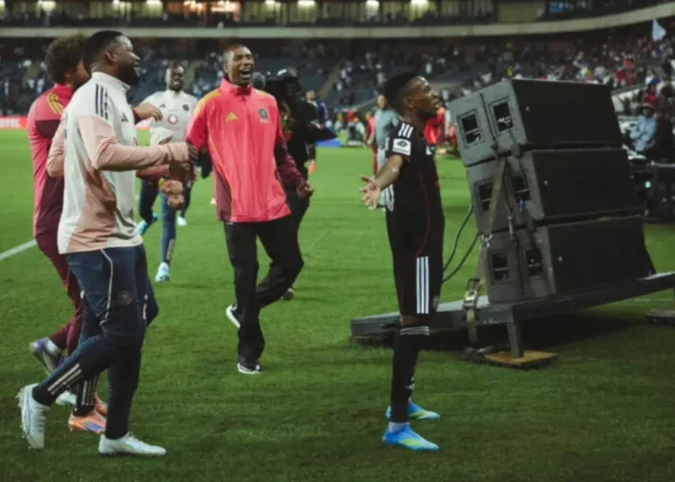 Mamelodi Sundowns or Orlando Pirates: Who has the easier last 7 fixtures?