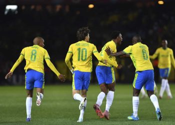 Chiefs hold 10-man Sundowns to blow title race open