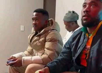 Mduduzi Shabalala chillling with Sbusiso Vilakazi.Happy to see him using his bot…