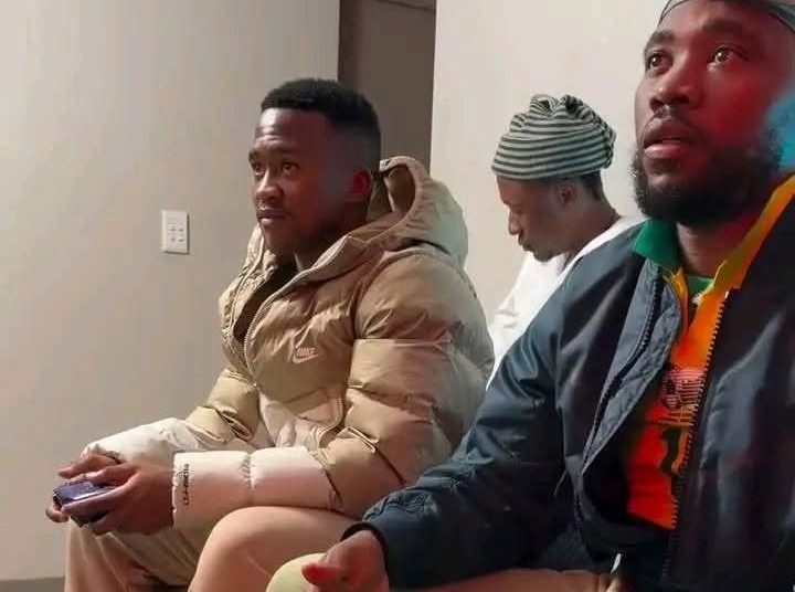 Mduduzi Shabalala chillling with Sbusiso Vilakazi.Happy to see him using his bot…