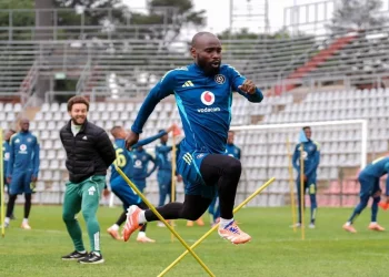 Orlando Pirates tie down veteran midfielder with new deal – report