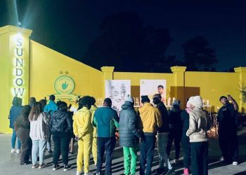 Mamelodi Sundowns fans paying their respect to the late Jayden Adams.  A heartbr…