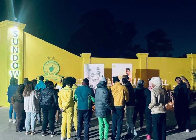 Mamelodi Sundowns fans paying their respect to the late Jayden Adams.  A heartbr…