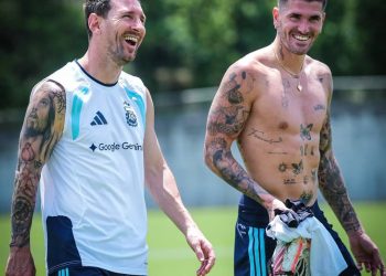 – Lionel Messi and Rodrigo De Paul during yesterday’s training session with Arg…