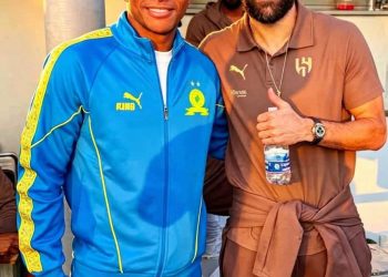 Al Hilal legend Karim Benzema asked to take a picture with Brayan Leon