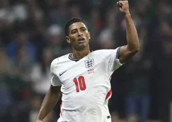 Ten-man England battle past co-hosts Mexico in Azteca thriller