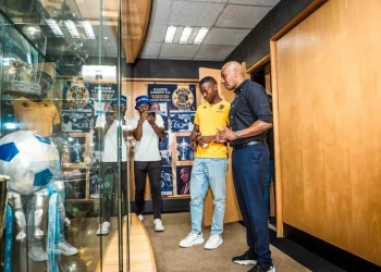 Transfer-listed Thabo Cele still frozen out by Kaizer Chiefs