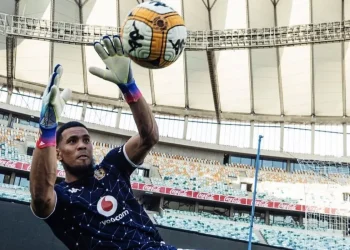 ‘Fourth mistake this season’: Khanye raises alarm over Kaizer Chiefs keeper Petersen